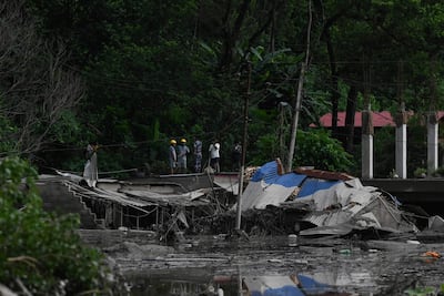 Los equipos de rescate buscan supervivientes entre el lodo y los escombros de los edificios tras las inundaciones repentinas y el deslizamiento de tierra en Devghat, distrito de Nuwakot, Nepal, el 26 de agosto de 2026. AFP