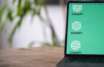 Los logotipos de ChatGPT en el monitor del portátil demuestran que aquí se está utilizando inteligencia artificial.