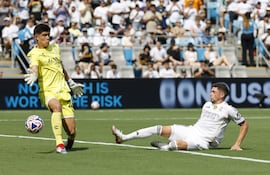 Federico Valverde del Real Madrid (d) anota el tercer gol del triunfo de su equipo sobre el Pachuca de México por 3-1.