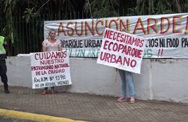 Vecinos del barrio Las Mercedes muestran carteles solicitando la preservación de un patrimonio natural en Asunción.