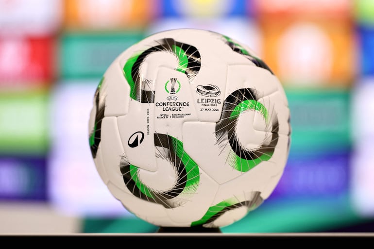 La pelota de la final de la Conference League 2025-2026 entre Crystal Palace y Rayo Vallecano en el estadio Red Bull Arena, en Leipzig, Alemania.