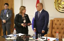 La presidenta de la Comisión Interamericana de DD.HH, Jueza Nancy Hernández junto con el presidente de la Cámara de Senadores, Basilio "Bachi" Núñez (ANR, HC), en el salón de la presidencia del Senado.