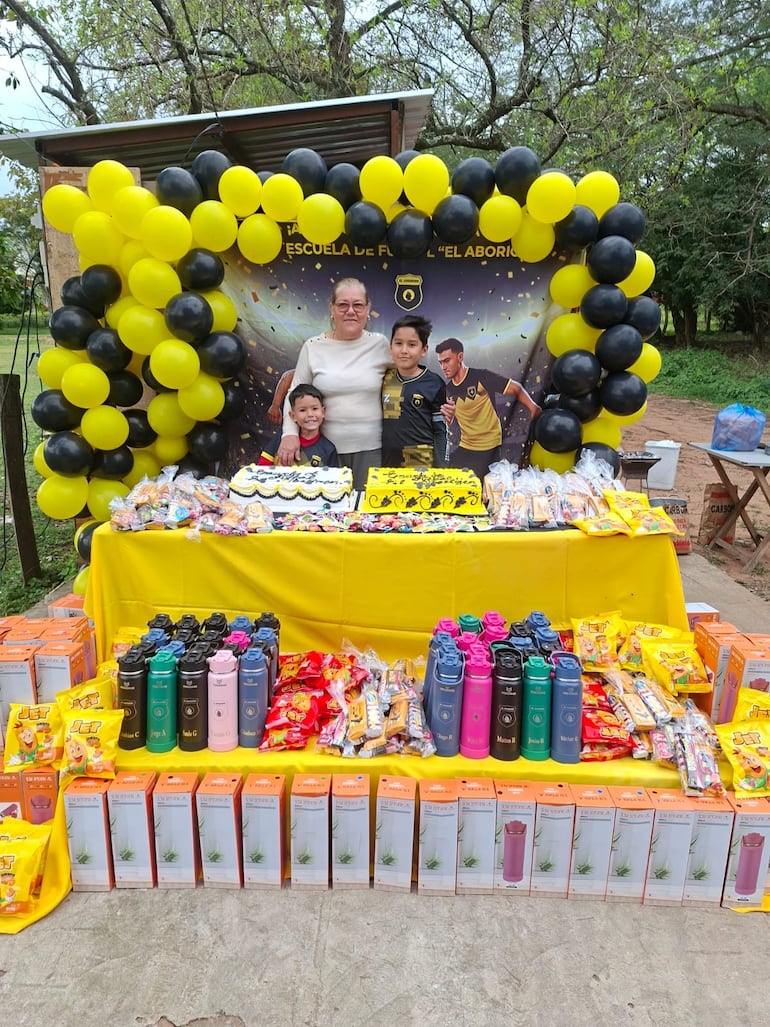 Abundantes obsequios y golosinas para los chicos de la escuela de fútbol de Ypané.