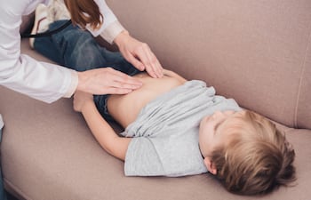 Advierten sobre los peligros de los tratamientos empíricos ante casos de hepatitis infantil