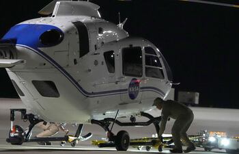 La tripulación saca uno de los helicópteros que participa en la misión de recuperación de retorno de muestras del asteroide Osiris-Rex desde un hangar en Dugway, Utah. El final de un viaje de siete años llega hoy domingo cuando se entrega una cápsula de la NASA.