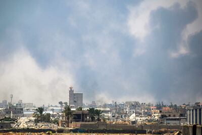 "Humo se eleva tras un bombardeo israelí, según se observa desde Deir el-Balah, en el centro de la Franja de Gaza, el 21 de julio de 2025