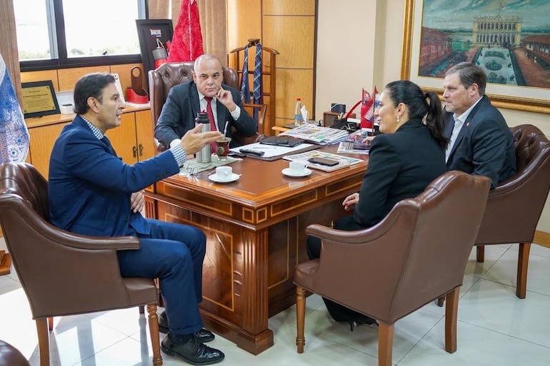 Silvio Ovelar, Basilio Núñez, Claudia Centurión y Natalicio Chase.