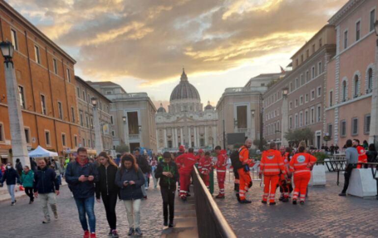 Auxiliares encargados de los controles en las calles de Roma (vestidos de color naranja).