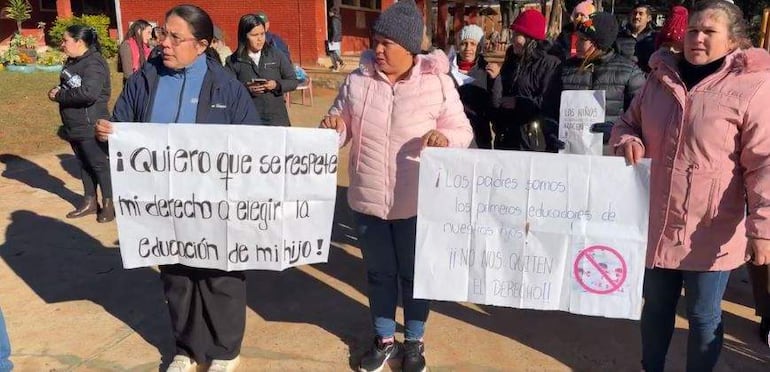 Protesta de familias por los materiales de EASE del MEC en la escuela Kuarahy Rese, de Caaguazú.