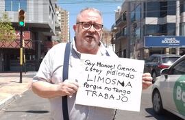 Manuel Cuenca pide limosna en la calle por falta de trabajo.