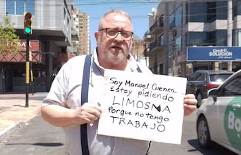 Manuel Cuenca pide limosna en la calle por falta de trabajo.