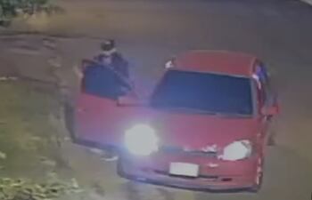 Según las víctimas, este sería el ladrón de vehículos en el momento que baja de un auto y se dispone a caminar hasta el vehículo que iba a robar.