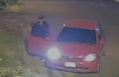 Según las víctimas, este sería el ladrón de vehículos en el momento que baja de un auto y se dispone a caminar hasta el vehículo que iba a robar. 