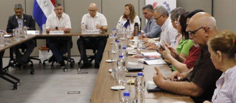 Representantes de gremios docentes, los ministros de Educación, Luis Ramírez y de  Economía, Óscar Lovera, durante la reunión esta mañana.