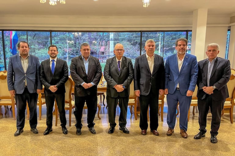 Reunión de ministros  de la Justicia Electoral con las nuevas autoridades del Partido Liberal Radical Auténtico (PLRA). Foto: Justicia Electoral /Facebook