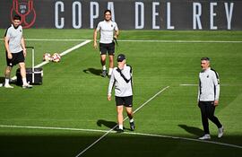 Real Mallorca's Mexican coach Javier Aguirre (C) leads a training session on the eve of the Spanish Copa del Rey (King's Cup) final football match between Athletic Club Bilbao and RCD Mallorca at La Cartuja stadium in Seville on April 5, 2024. (Photo by JAVIER SORIANO / AFP)