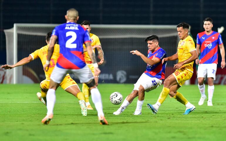 Claudio Aquino mete un pase para Alan Benítez ante la presión de José Vera y Walter Rodríguez