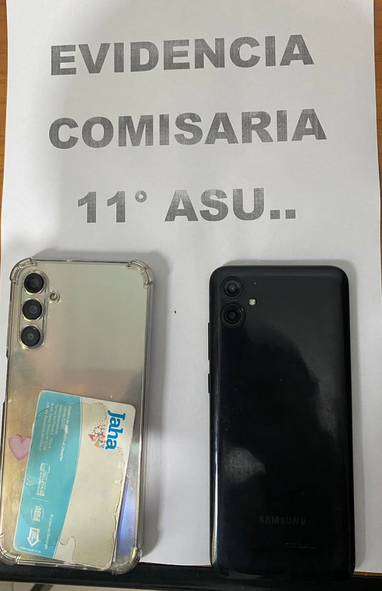 Teléfonos incautados durante la detención de los sospechosos.