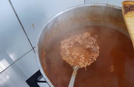 Almuerzo escolar distribuido en una escuela de Ciudad del Este. (Imagen de referencia)