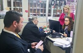 Luis Montanaro (izq.) durante la audiencia preliminar iniciada hoy, ante la jueza penal de Garantías Cynthia Lovera. Es en la causa por supuesta amenaza a la fiscala Ruth Benítez.