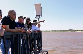 La ministra del MOPC, Claudia Centurión, recorrió con el titular del Congreso, Basilio Núñez, la zona del futuro Parque Costero de Villa Hayes.