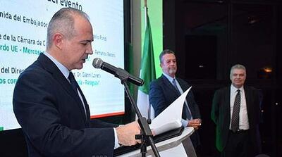 El Dr. Fernando Beconi ofreció las palabras de apertura donde presentó su ponencia sobre el tema “Acuerdo UE–Mercosur: Desafíos y oportunidades”.