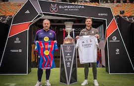 El alemán Hansi Flick (i), entrenador del Barcelona, posa junto al entrenador del Real Madrid Xabi Alonso (d), este sábado en Yeda, Arabia Saudí, un día antes de la final de la Supercopa de España.