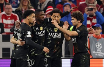 Ousmane Dembele (centro) festeja el tanto que le dio la clasificación al PSG