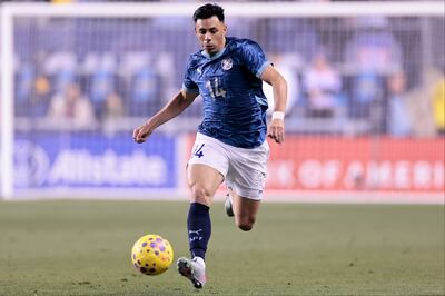 El lateral albirrojo, Blas Riveros intenta avanzar con balón dominado, en el encuentro amistoso internacional disputado en el estadio Subaru Park, en Chester, Pennsylvania.
