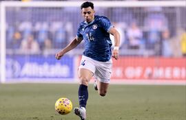 El lateral albirrojo, Blas Riveros intenta avanzar con balón dominado, en el encuentro amistoso internacional disputado en el estadio Subaru Park, en Chester, Pennsylvania.