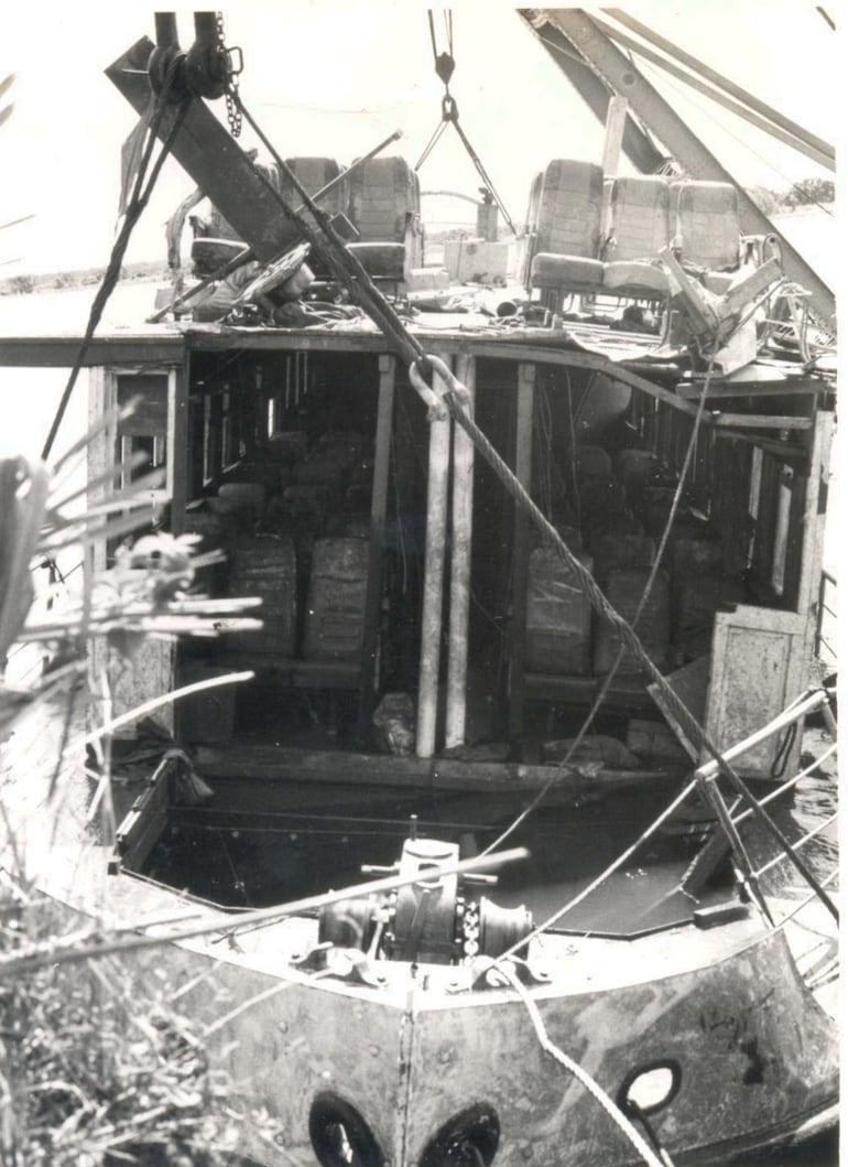 Restos de la embarcación cuando fue sacado del fondo del río.