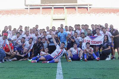 El festejo del plantel tricolor luego de obtener el cupo a la División Intermedia. El primer partido de la Promoción había finalizado 1-1, en el estadio Defensores del Chaco.
