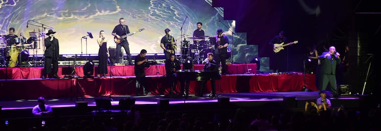 La música fue la gran protagonista en el espectáculo de Sin Bandera, que contó con una sobria puesta en escena.