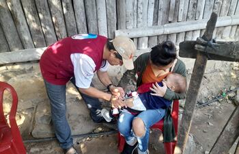 Foto de archivo de una campaña de vacunación, casa por casa, en Fuerte Olimpo.