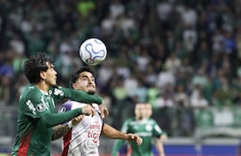 El paraguayo Gustavo Gómez (i), jugador de Palmeiras, disputa el balón con Jonatan Torres, futbolista de Cerro Porteño, en un partido por la fecha 5 del Grupo F de la Copa Libertadores 2026 en el estadio Allianz Parque, en Sao Paulo, Brasil.