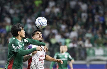 Gustavo Gómez (i) de Palmeiras disputa el balón con Jonatan Torres de Cerro este miércoles, en un partido de la fase de grupos de la Copa Libertadores entre Palmeiras y Cerro Porteño este miércoles, en el estadio Allianz Parque en Sao Paulo (Brasil).