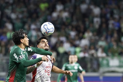 Gustavo Gómez (i) de Palmeiras disputa el balón con Jonatan Torres de Cerro este miércoles, en un partido de la fase de grupos de la Copa Libertadores entre Palmeiras y Cerro Porteño este miércoles, en el estadio Allianz Parque en Sao Paulo (Brasil).