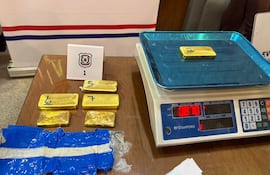 Algunos de los lingotes de oro incautados hoy en el aeropuerto Silvio Pettirossi de Luque.
