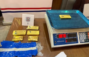Algunos de los lingotes de oro incautados hoy en el aeropuerto Silvio Pettirossi de Luque.
