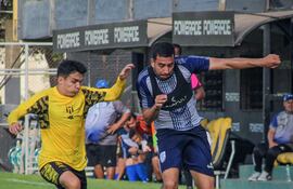 Abel Paredes se escapa ante la presión de Rodrigo Amarilla.