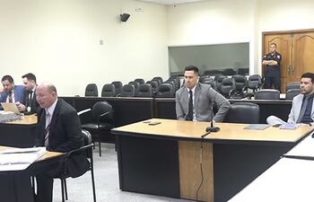 El piloto Fredy Garcete declarando en el juicio oral al senador cartista Erico Galeano (der.)