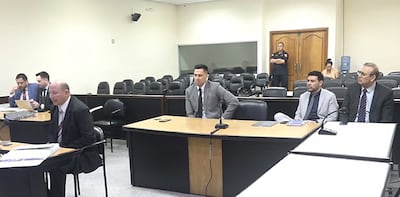 El piloto Fredy Garcete declarando en el juicio oral al senador cartista Erico Galeano (der.)
