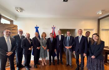 El ministro de Relaciones Exteriores, Rubén Ramírez (c), posando junto a embajadores de países de la Unión Europea acreditados en Paraguay durante una reunión este miércoles, en Asunción (Paraguay).