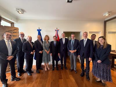 El ministro de Relaciones Exteriores, Rubén Ramírez (c), posando junto a embajadores de países de la Unión Europea acreditados en Paraguay durante una reunión este miércoles, en Asunción (Paraguay). 