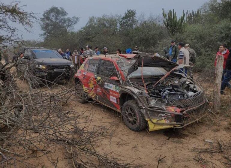 Así quedó el Skoda Fabia R5 de Luis Ortega y Carlos Zarca después de impactar contra una camioneta en el tramo de la prueba especial 4.