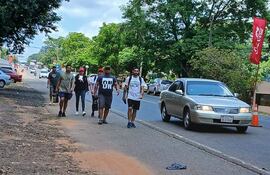 Instan a hidratarse durante la peregrinación a la Villa Serrana.