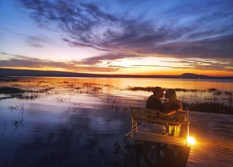Postal. Cuando cae el sol, el lago Ypacaraí se tiñe con los colores naranja y dorado.