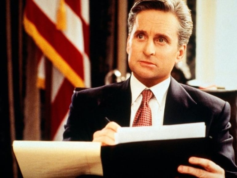 Michael Douglas interpretando al presidente de los Estados Unidos en esta comedia romántica que fue titulada "Mi querido presidente".