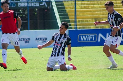 William Casanova festeja su gol, con el que el Deportivo Santaní derrotó por 1-0 al Deportivo Capiatá.
