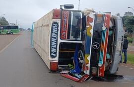 Uno de los buses terminó volcando tras el accidente.
